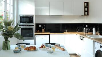 Een koelkast, een microgolfoven, een oven, een vaatwasser