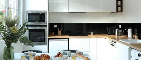 Geladeira, micro-ondas, fogão, lava-louças