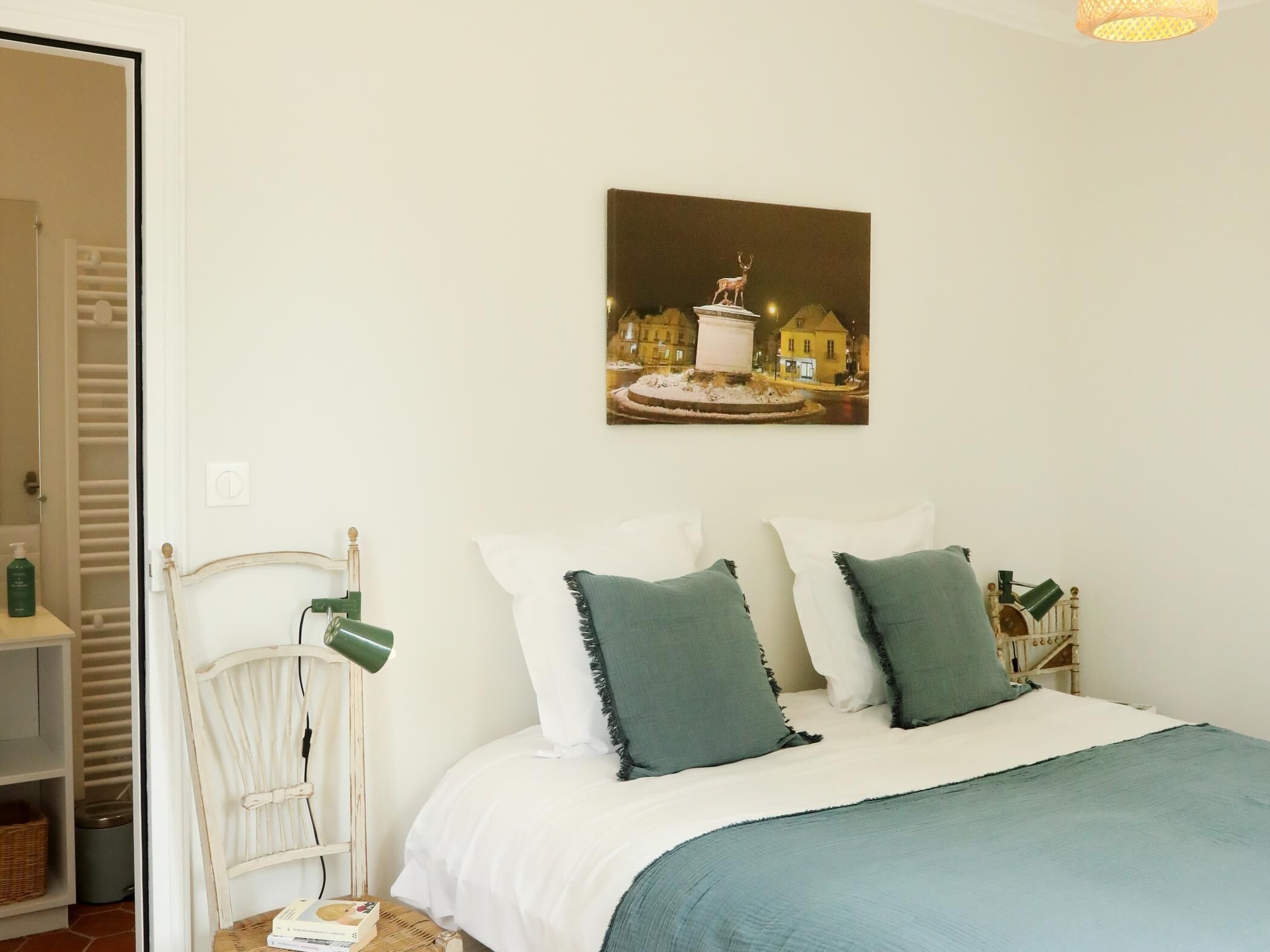 3 slaapkamers, een strijkplank/strijkijzer, internet, beddengoed