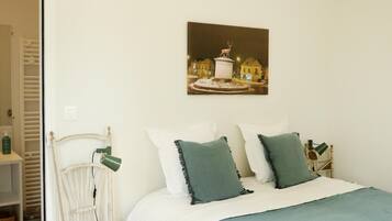 3 slaapkamers, een strijkplank/strijkijzer, internet, beddengoed