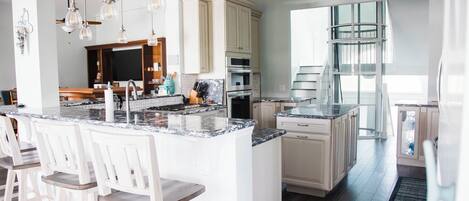 Réfrigérateur, micro-ondes, four, plaque de cuisson