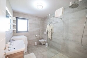 Dusche, Haartrockner, Handtücher, Seife