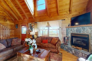 テレビ、暖炉、テーブルサッカー台、卓球台