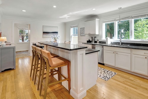 Charming 3-bed townhome Perfect for Families and School Visits Near Downtown