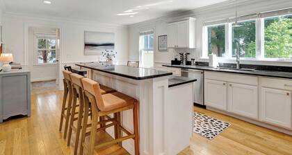 Charming 3-bed townhome Perfect for Families and School Visits Near Downtown