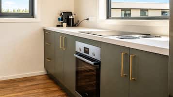 Coffee/tea maker, fridge, microwave, oven