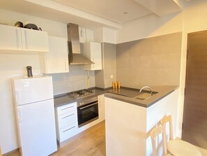 Kühlschrank, Ofen, Wasserkocher mit Kaffee-/Teezubehör