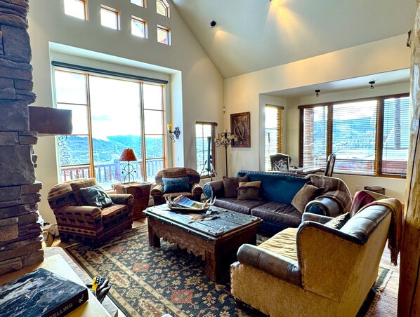 Smart-tv, eldstad, dvd-spelare och en stereo