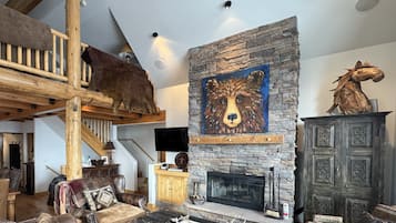 Smart TV, fireplace, DVD player, stereo