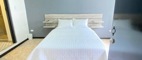 Escritorio, tabla de planchar con plancha y wifi gratis