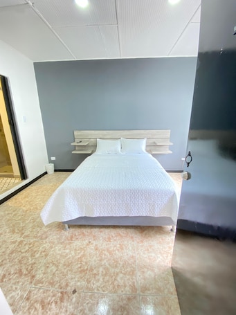 Quarto casal, 1 cama de casal, vista para a cidade | Escrivaninha, ferros/tábuas de passar roupa, Wi-Fi de cortesia. BogoRooms Quinta Camacho