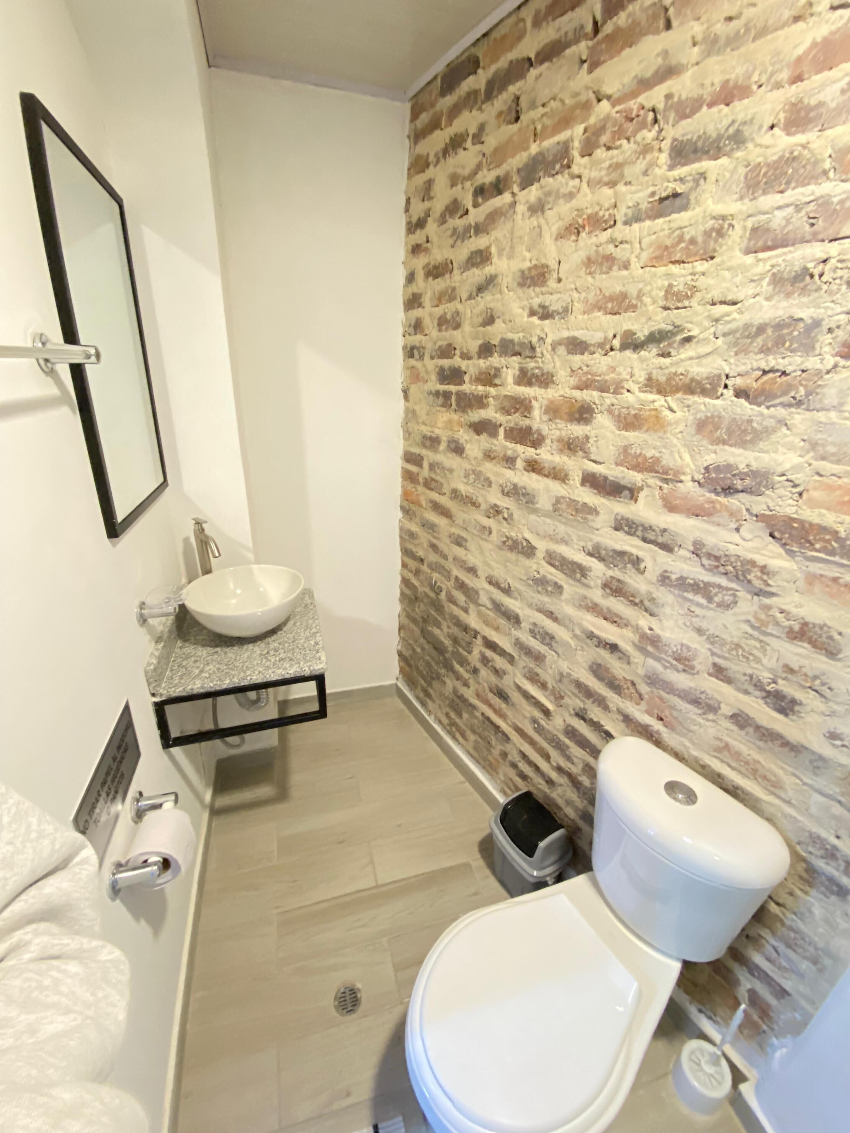 Chambre Double, 1 lit double, vue ville | Salle de bain | Douche, articles de toilette gratuits, serviettes fournies, savon