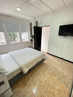 Habitación doble, 1 cama matrimonial, vista a la ciudad | Escritorio, tabla de planchar con plancha y wifi gratis 