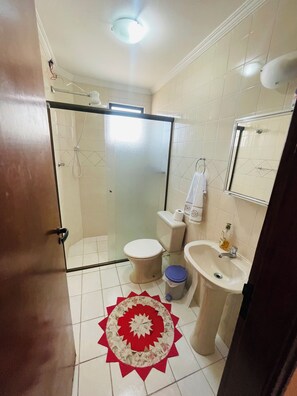Shower, towels, toilet paper - Apartment next to the beach - Praia Grande (Guilhermina Praia Grande)