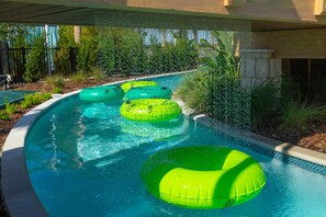 A heated pool - 3501- Beautiful 8 Bedroom Home, Loft + Games + Garage, Pool & SPA (Davenport)
