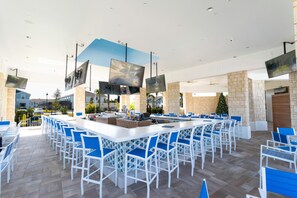 Bar (on property) - 3501- Beautiful 8 Bedroom Home, Loft + Games + Garage, Pool & SPA (Davenport)