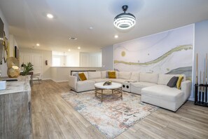 Smart TV, video games, foosball, table tennis - 3501- Beautiful 8 Bedroom Home, Loft + Games + Garage, Pool & SPA (Davenport)