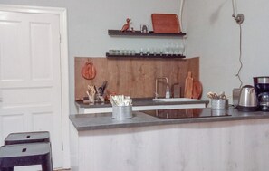 Fridge, oven, stovetop, coffee/tea maker