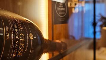 Une bouteille de vin dont l’étiquette porte l’inscription « CAVE CEISES ROSÉ NATURE ».