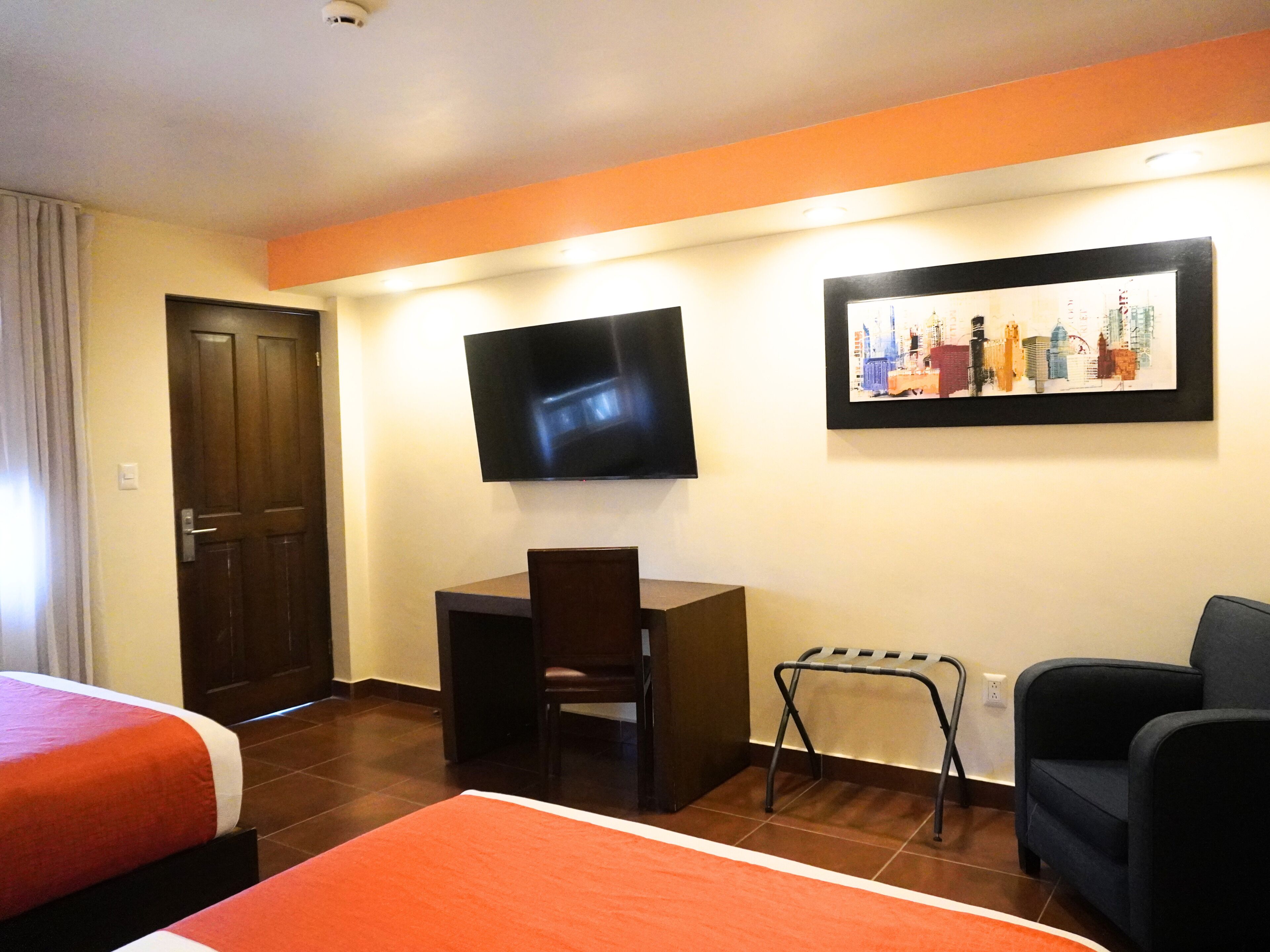 Suite básica | Edredón, escritorio y espacio para trabajar con laptop 