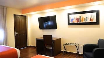Suite básica | Edredón, escritorio y espacio para trabajar con laptop