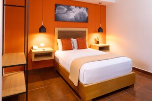 Cubrecamas, escritorio y espacio para trabajar con laptop 