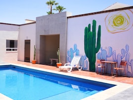 Una piscina al aire libre