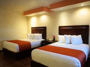 Down comforters, desk, laptop workspace, iron/ironing board (on request) - Hotel Buen Valle (Torreón)