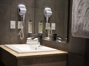 Deluxe Suite | Bathroom | Shower, hair dryer, towels, soap
