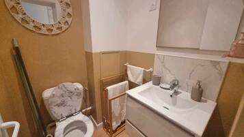 Serviettes fournies, papier toilette