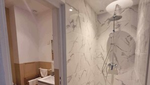A modern bathroom with a shower, toilet, and sink. - The White cosy, maxi studio in the city center, 1 km from the train station, tourism/business (Calais)