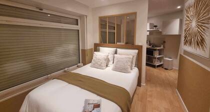 The White cosy, maxi studio in the city center, 1 km from the train station, tourism/business