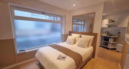 The White cosy, maxi studio in the city center, 1 km from the train station, tourism/business