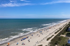On the beach - Oceanfront condo with indoor and outdoor pools, hot tubs, & lazy river (Myrtle Beach)