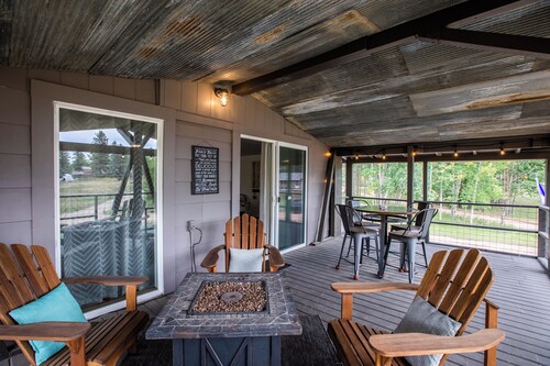 Nottingham Nook, a stylish cabin in Divide CO w/HOT TUB, game room, & seclusion!