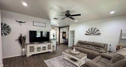 Burleson Farmhouse 3-bedroom house