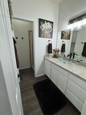 Douche, serviettes fournies, savon, papier toilette