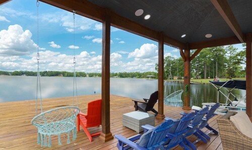 Spacious 5-bedroom lake home with WiFi, AC in charming Hattiesburg 