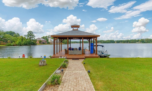 Property grounds - Spacious 5-bedroom lake home with WiFi, AC in charming Hattiesburg (Hattiesburg)