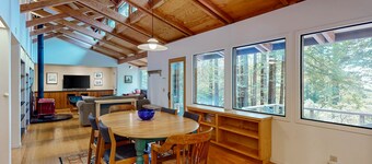 Cozy Sea Ranch hideaway, dog friendly near hiking trails, shared amenities