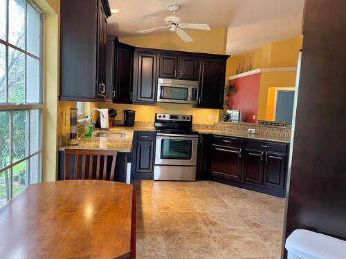 Comfortable and Convenient condo with Laundry & a pool