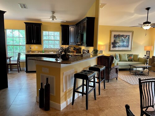Comfortable and Convenient condo with Laundry & a pool