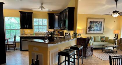 Comfortable and Convenient condo with Laundry & a pool