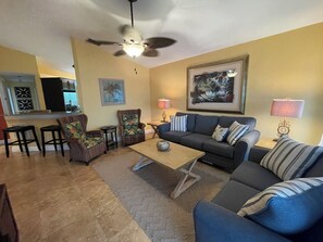 TV, books - Comfortable and Convenient condo with Laundry & a pool (Naples)