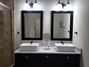 Haartrockner, Handtücher, Seife, Toilettenpapier