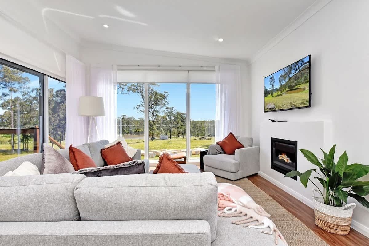 Smart TV, fireplace