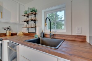 Fridge, microwave, oven, stovetop - Downtown Chic Charmer-Prime Location KBK/KPort! (Kennebunk)