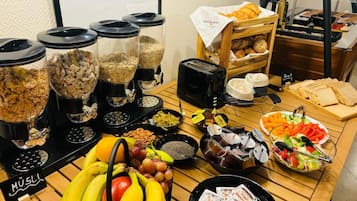 Päivittäinen buffetaamiainen (13 EUR per henkilö)