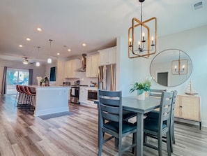 Dining - King Bed w/ Great Location, 15 Min to Downtown (North Charleston)