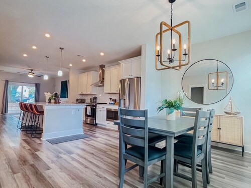 King Bed w/ Great Location, 15 Min to Downtown